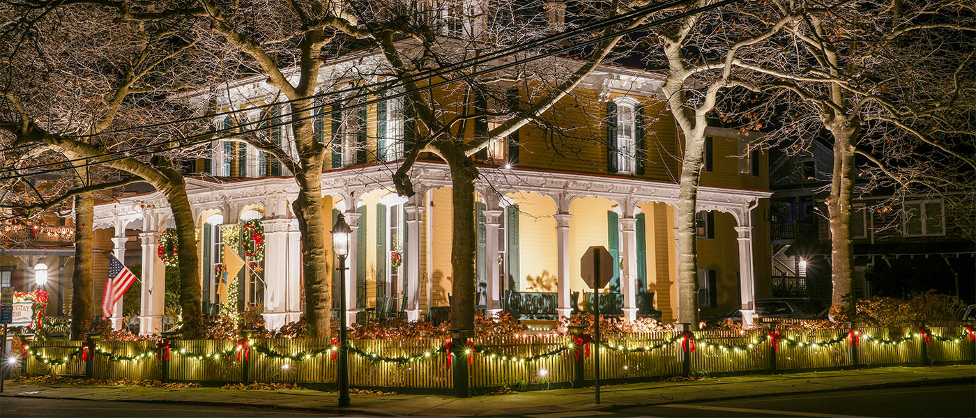 Historic Mainstay Inn decorated in Christmas lights